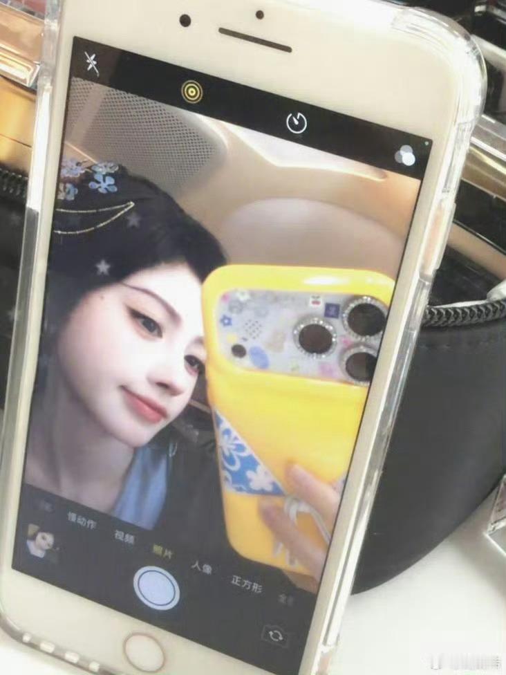 这个鞠婧祎要笑死我吗 内娱手机卡找不出第二个这么抽象的了吧鞠婧祎比基尼手机壳