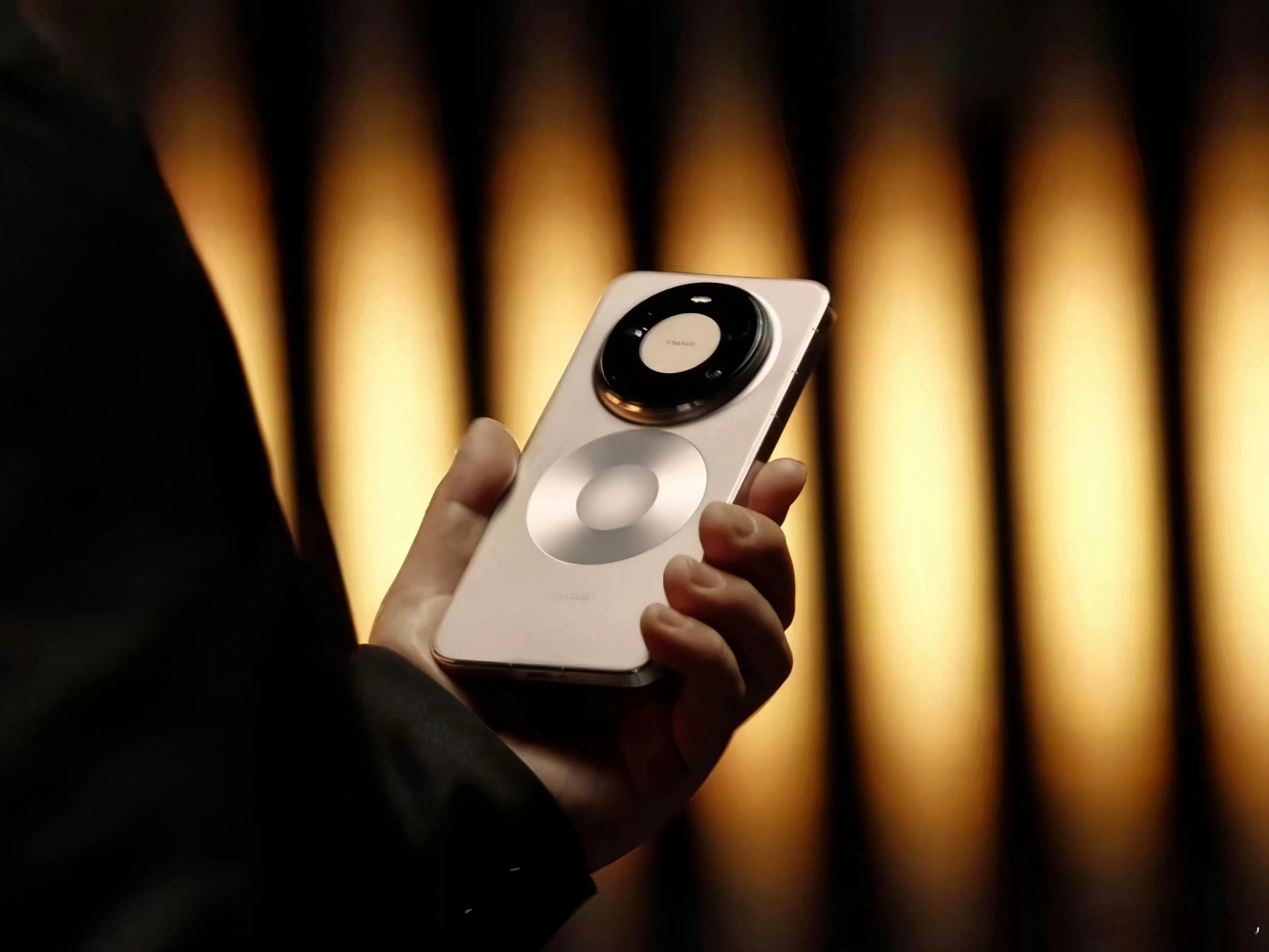 华为Mate80系列设计，好看吗？（ps：第一联想竟然是声声不息的logo） 