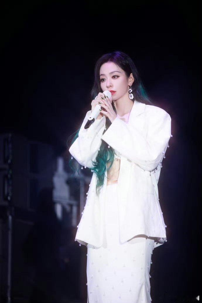 张靓颖25场演唱会收官  张靓颖世巡收官 张靓颖的巡演在新加坡完美收官啦！从成都