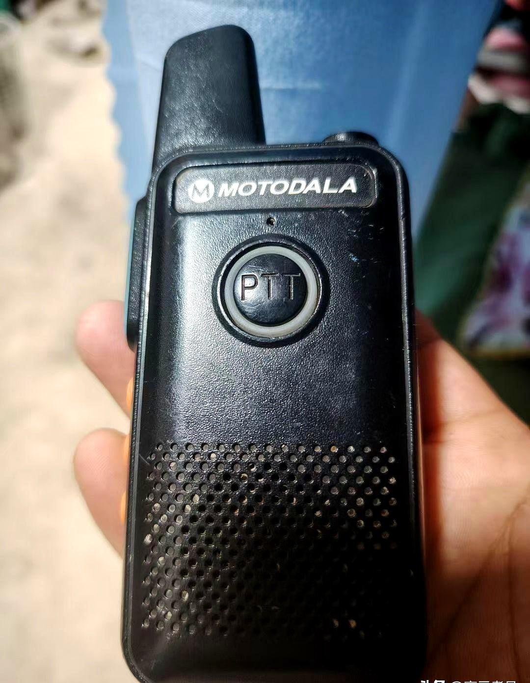 由于行业的特殊性，单位不允许员工上班时间带私人手机。
于是，给我们这些有点傻帽的