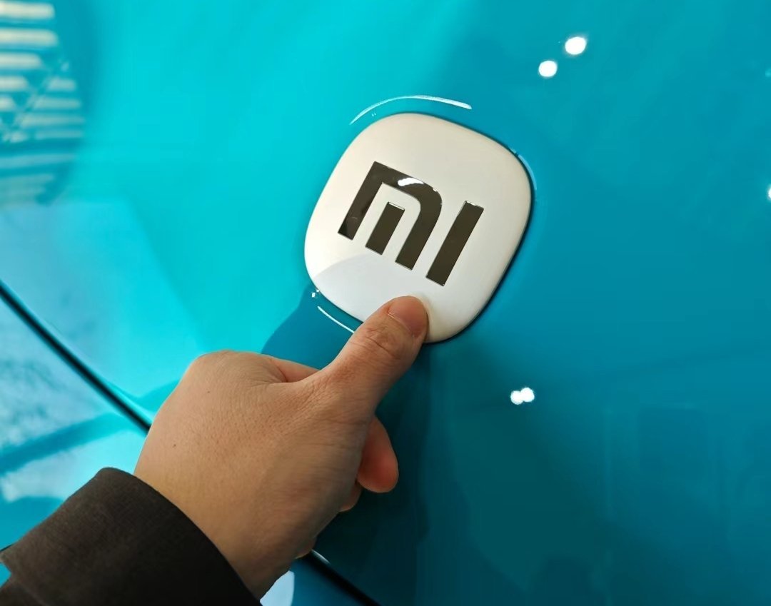 看到不少说小米汽车的标设计的不和谐，看了下是凹下去嵌进去的，估计还不好扣。。 ​