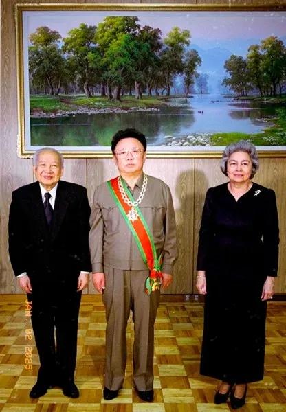 上世纪90年代
朝鲜领导人金正日与柬埔寨国王西哈努克亲王夫妇的合影。