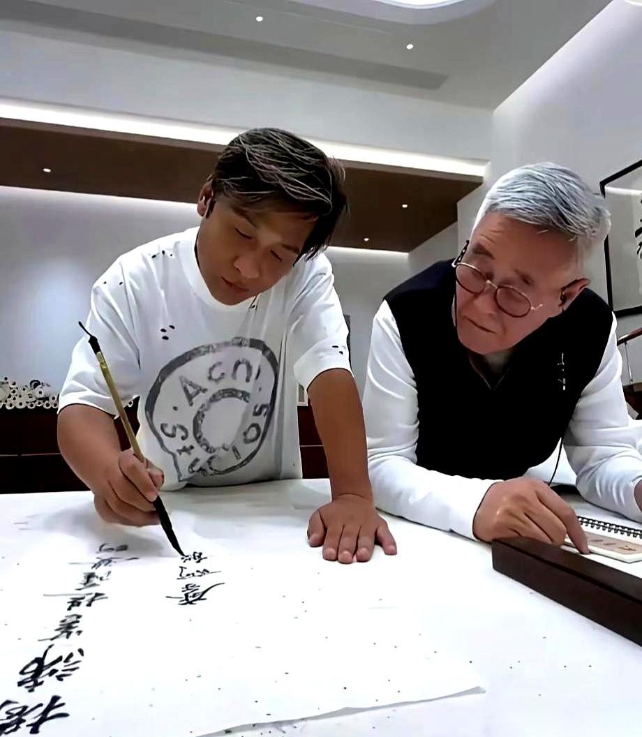 有人当着面问赵本山：“这么多徒弟，你最疼哪个？”
他连半秒都没犹豫，脱口而出：“