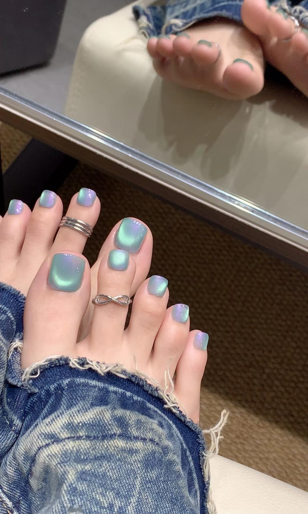 谁说美甲只能做在手上？足部美甲也是精致女孩的小心机！它能让双脚在凉鞋季尽显魅力，