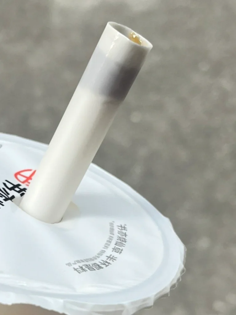 一颗黑糖珍珠卡死了一杯奶茶，店员灵魂反问