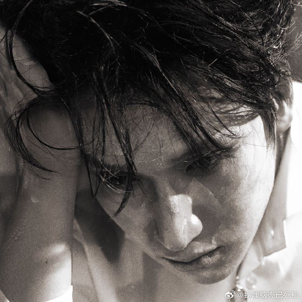 严浩翔SM2头像严浩翔的新头像  严浩翔的新头像，严浩翔SM2头像，是满分哥特恐