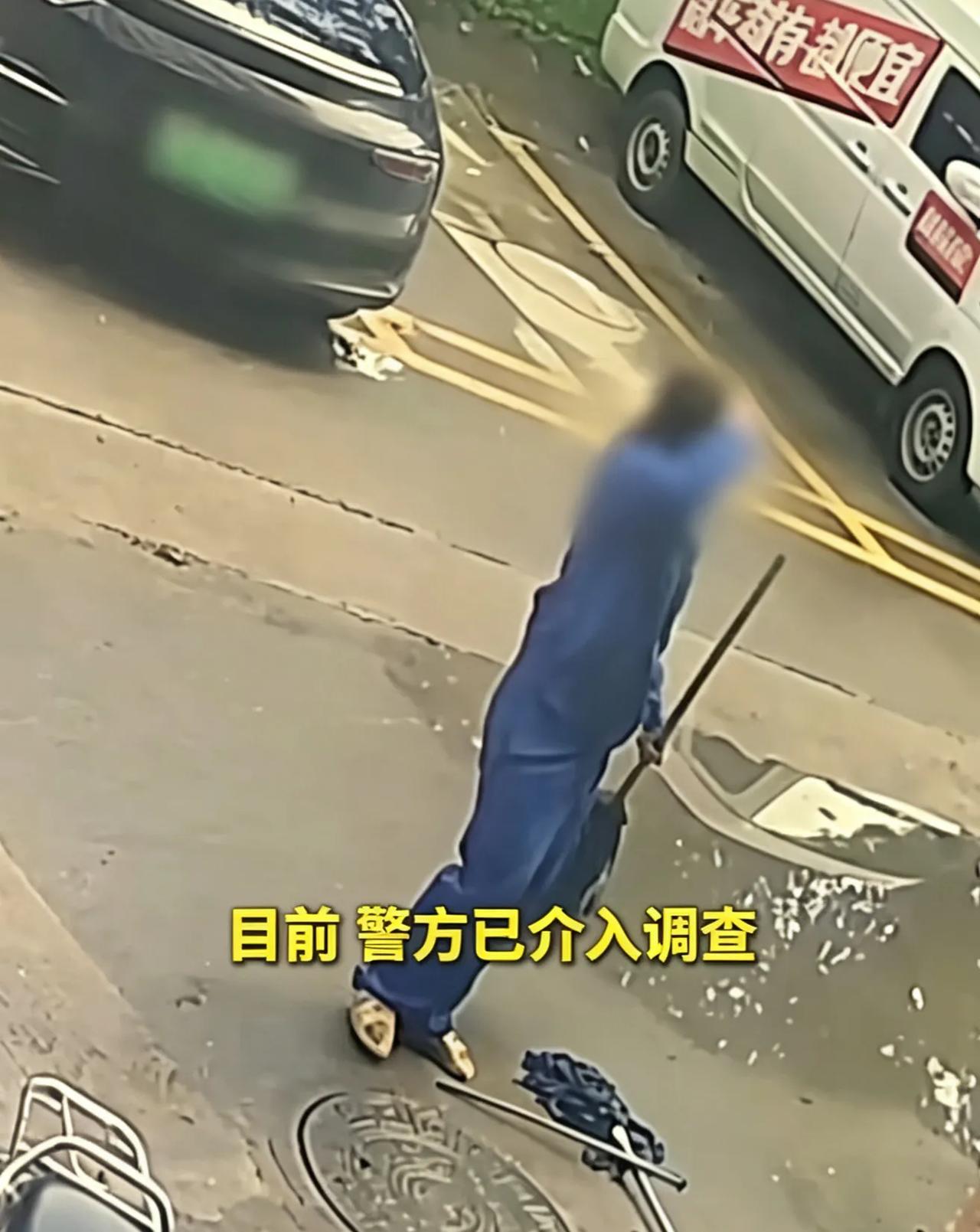 商户女子动手打伤89岁拾荒老人，路人及时制止，警方介入调查
 7月14日福建漳州