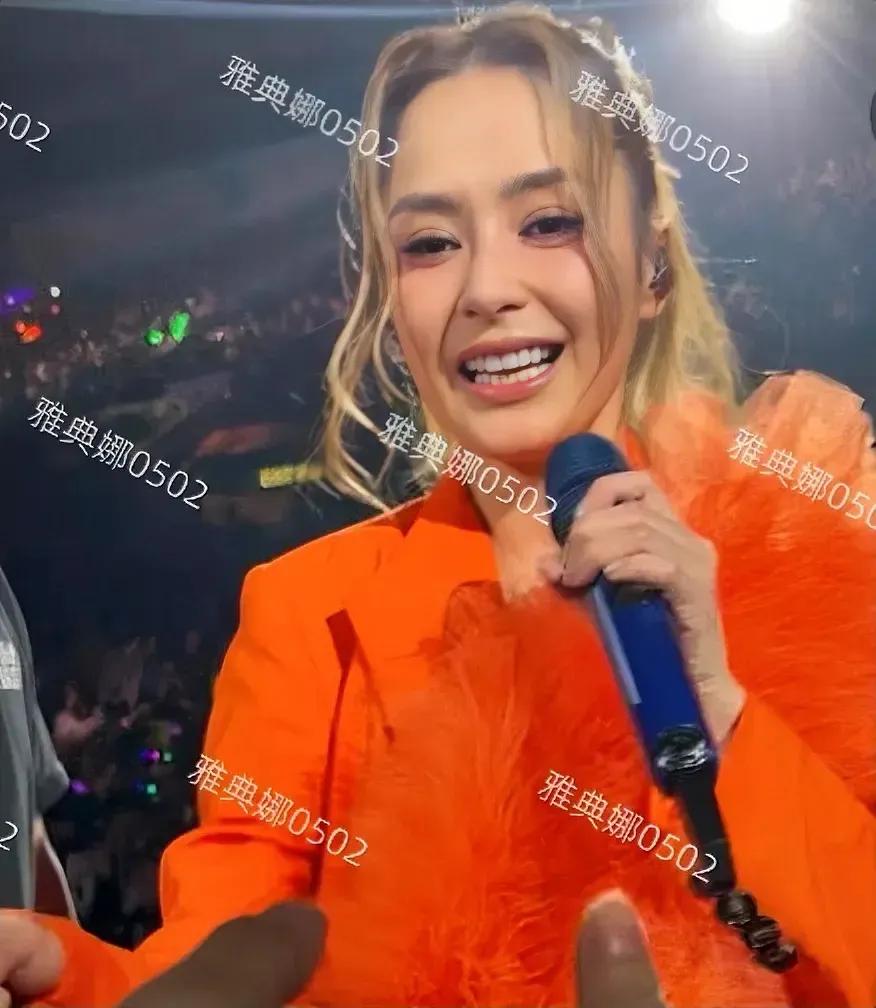 阿娇最近演出的照片，远看还以为是容祖儿，近看后两张不像阿娇了。