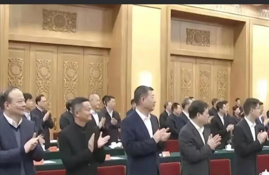 马云重出江湖！
 2025民营企业座谈会，马云来了！  好久不见，这出场自带BG