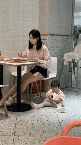 有人说这位年轻妈妈，
带娃的方式不可取，

因为缺少了亲情，

其实，这样做有什