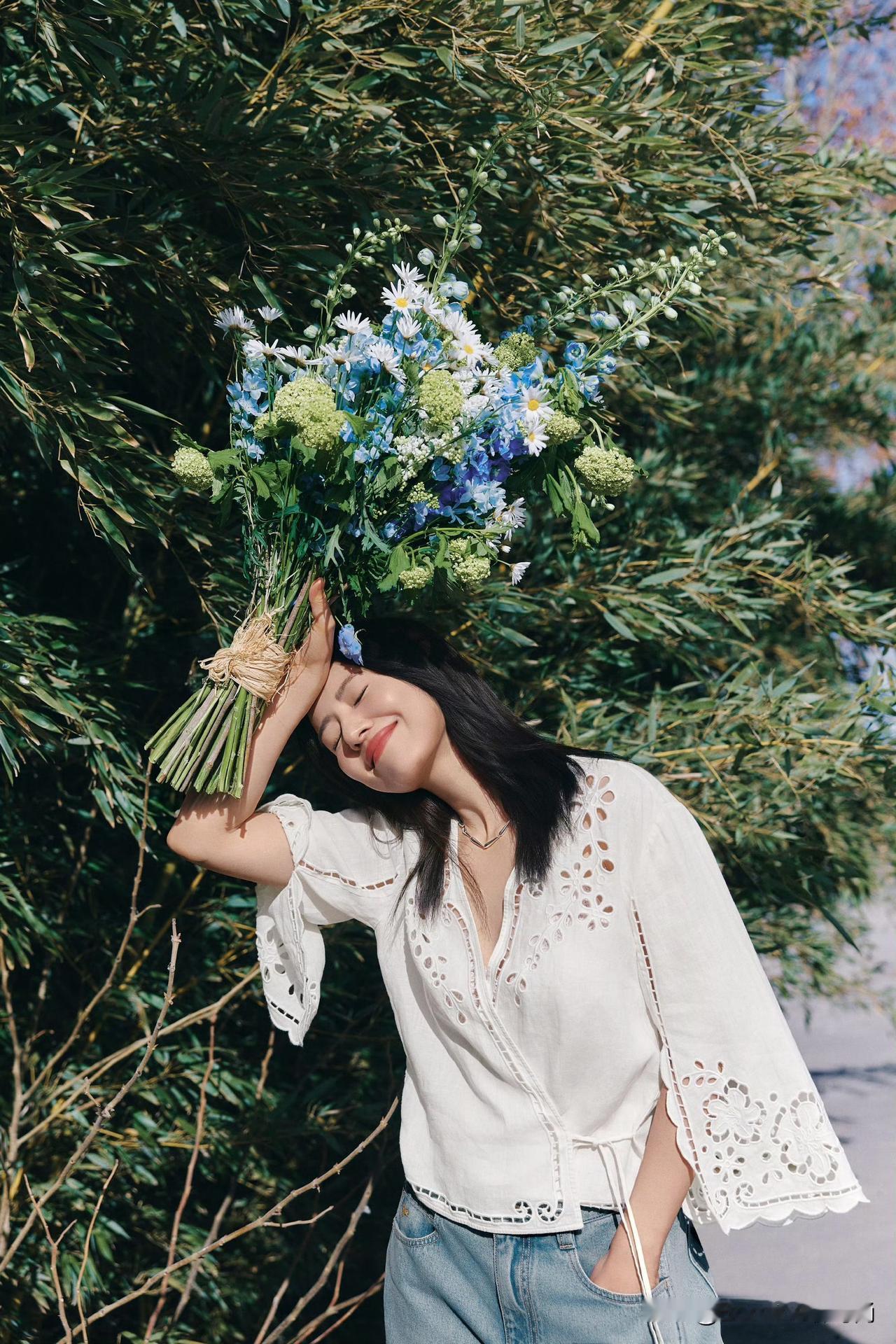 高圆圆这套春日穿搭，把松弛温柔感焊在了身上！
 
白色镂空刺绣衬衫太戳人，V领+