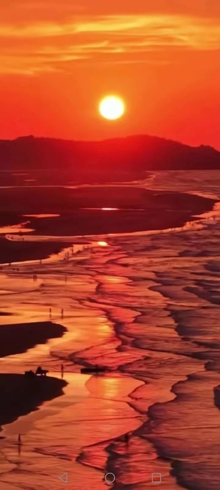 上联：一轮红日当空照，
下联：满天朝霞风云涌。