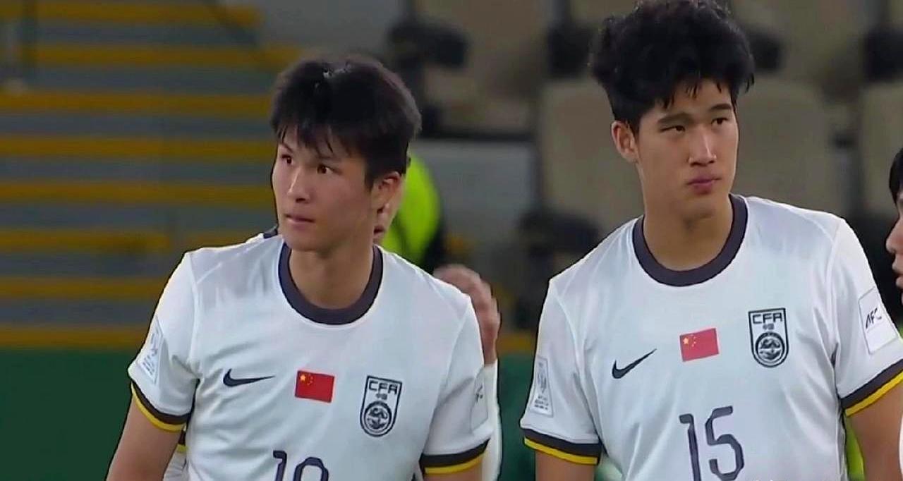 首发六个主力坐板凳，中国U23照样把越南按在地上摩擦。
 
3比0，干净利索。