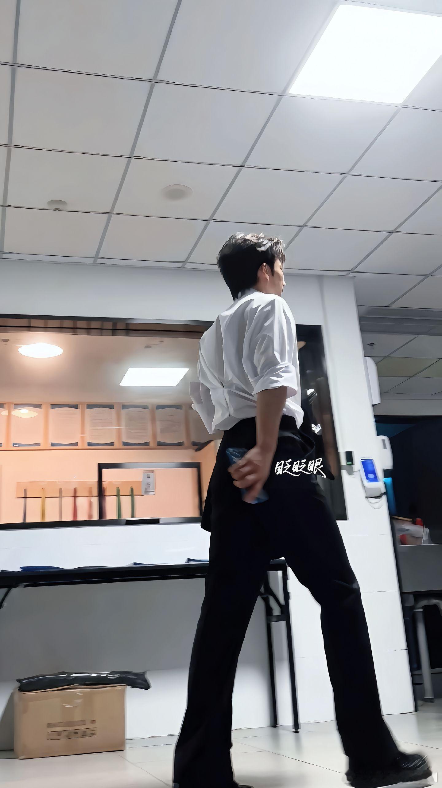 十个勤天[超话]第一张：这小童，第二张：不，这小何？第三张：哦，沅第四张：ber