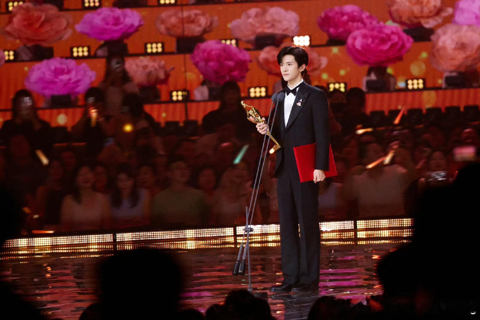 王源送王俊凯的演唱会花篮好漂亮 王源给王俊凯北京演唱会的花篮太惊艳了，颜值出众，