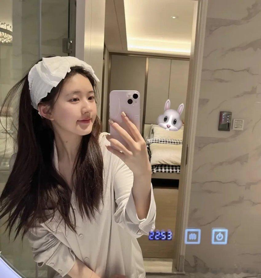 赵露思🥩的自拍怎么都看起来怪怪的 