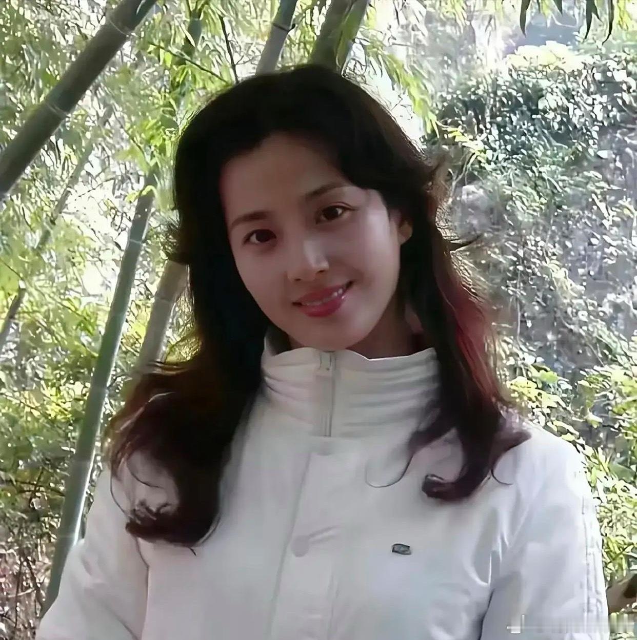 大家有没有觉得，刘亦菲妈妈的长相就是典型东北美女的样子。她五官的骨骼很有棱角，皮