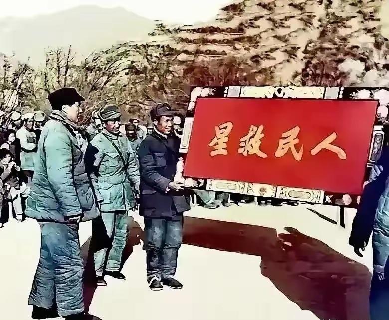 毛主席：人民的大救星！
看到这块匾，让人想起了郭兰英唱的《绣金匾》：“金匾上绣的