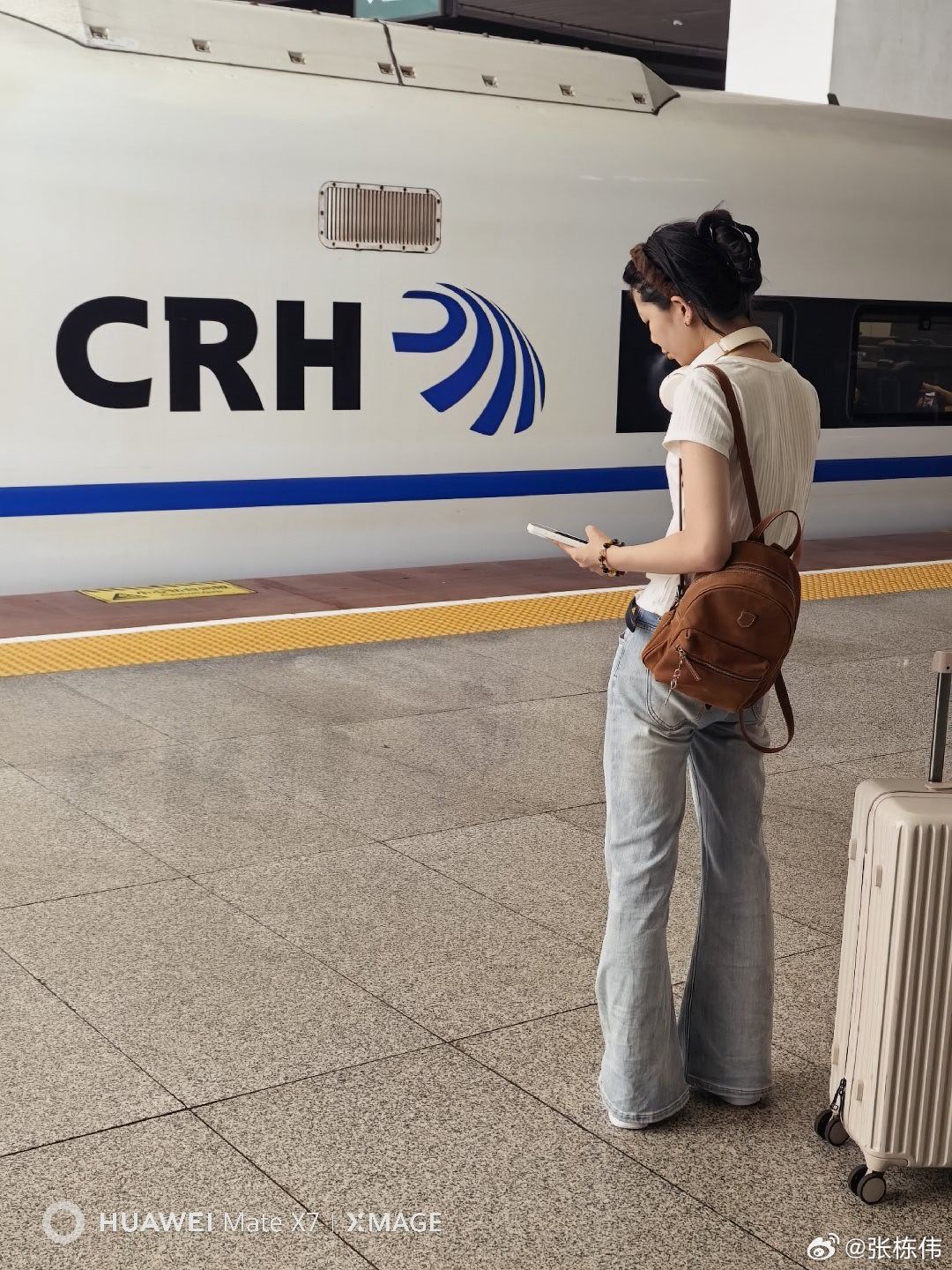 站台抽烟的姑娘 漳州