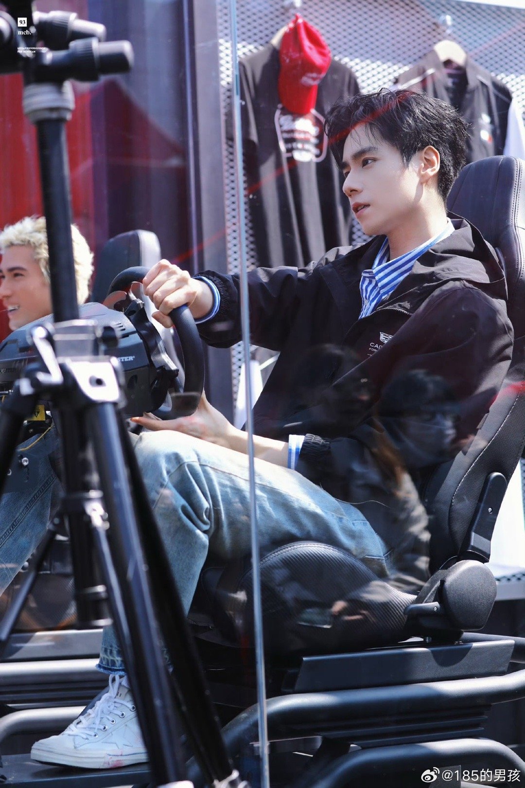 胡一天这该死的高级建模脸自带清冷气质的胡一天，在赛车镜头里颜值大放异彩，脸部线条