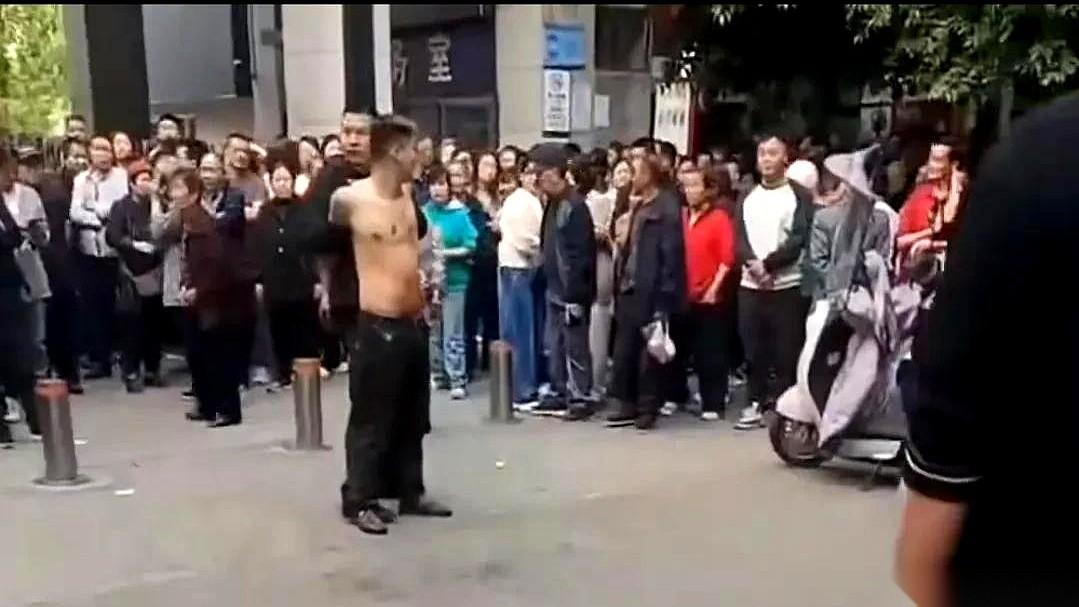 4月15日下午5点，四川阆中古城顾家井巷，正撞上学校放学。窄窄的巷子里挤满了学生