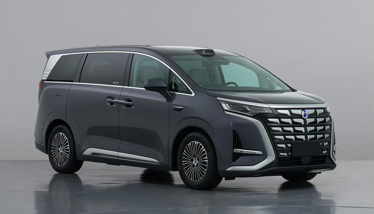 新款腾势D9 EV实车曝光，新前脸看起来如何？
换装功率更高的驱动电机，
两驱从