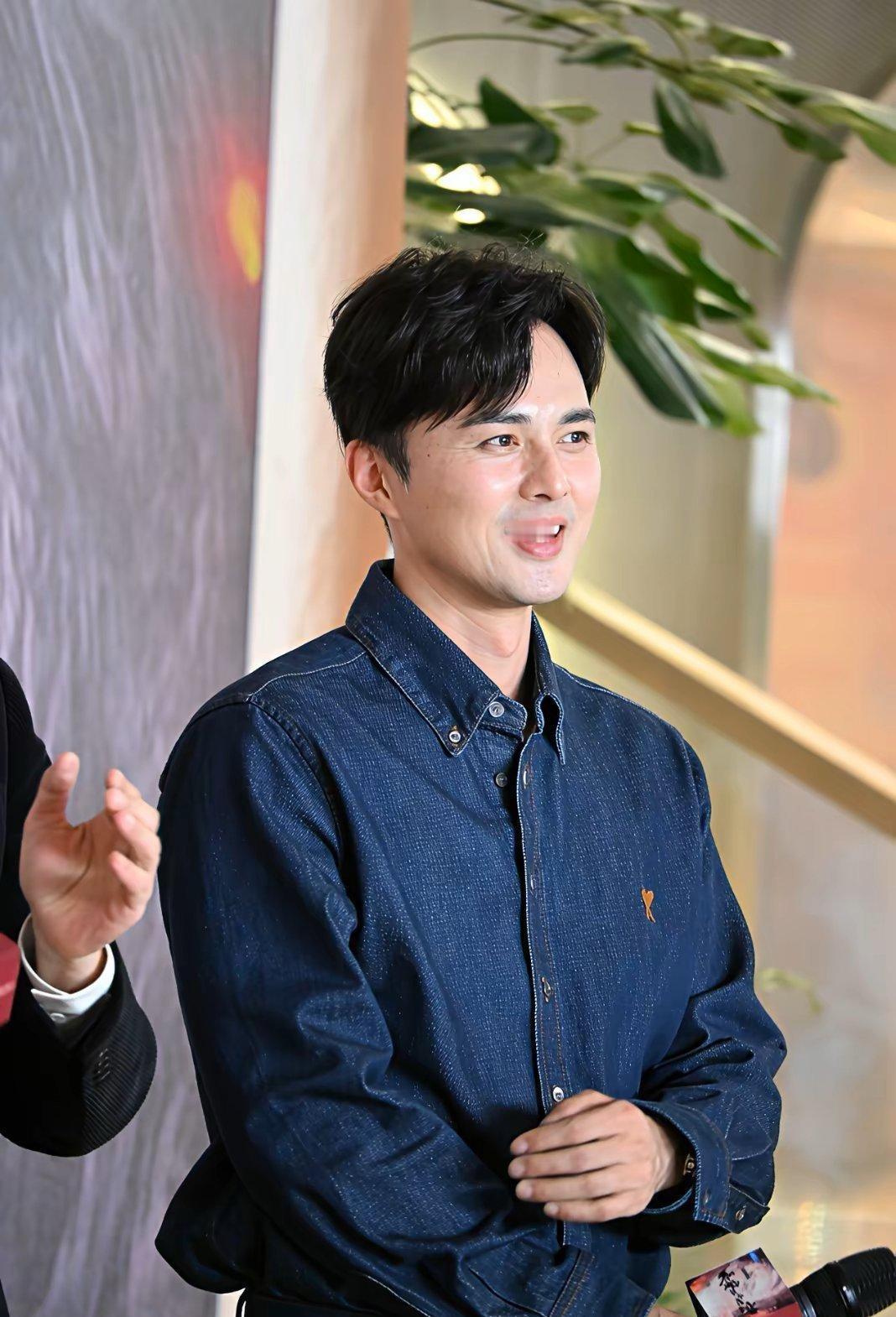 叶祖新不红，真不是演技不行。这哥们儿和曹俊一样，太踏实了，眼里只有演戏，别的啥都