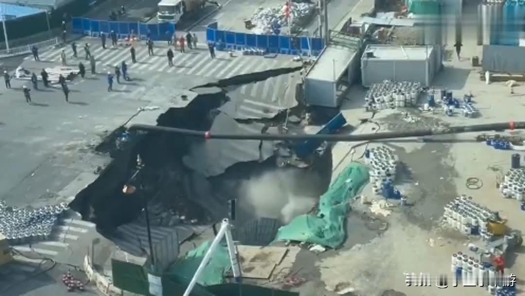 上海在今（12日）中午传出天坑事件，一处大路口地基全面坍塌，由于现场有地下铁工程