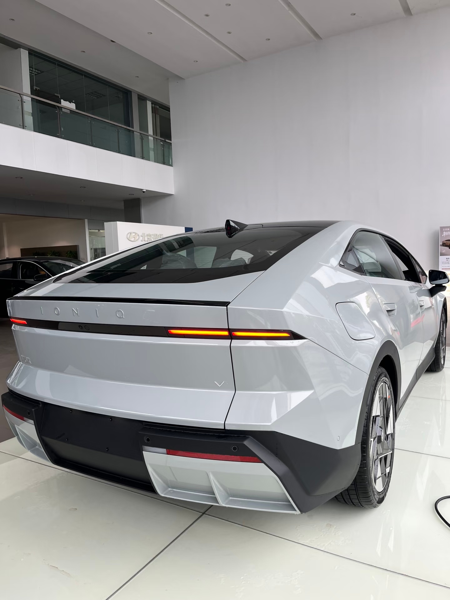 艾尼氪V上市，9.99万起。车长4.9米，轴距2.9米，纯电，续航540/650