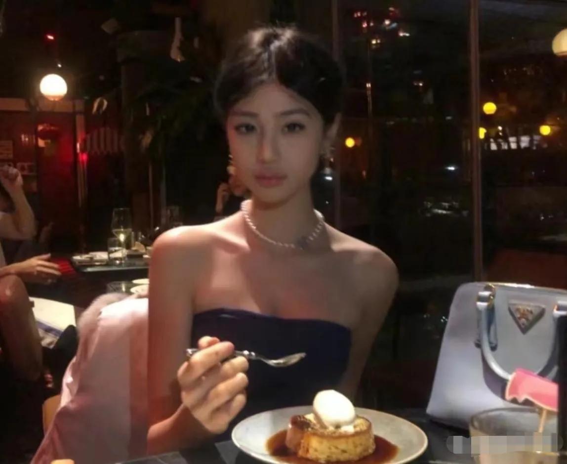 钟丽缇小女儿考拉晒14岁生日照，化浓妆穿抹胸裙，成熟漂亮不输妈妈，性感成熟妩媚，