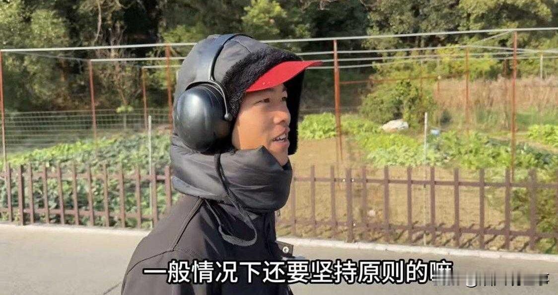 底线难守，广州流浪青年拒摘路边菜坚持做人原则

在广州的一个不起眼角落，有个青年