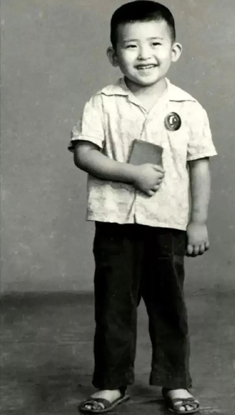 1971年，天津市一位小学生，能认出他是谁吗？