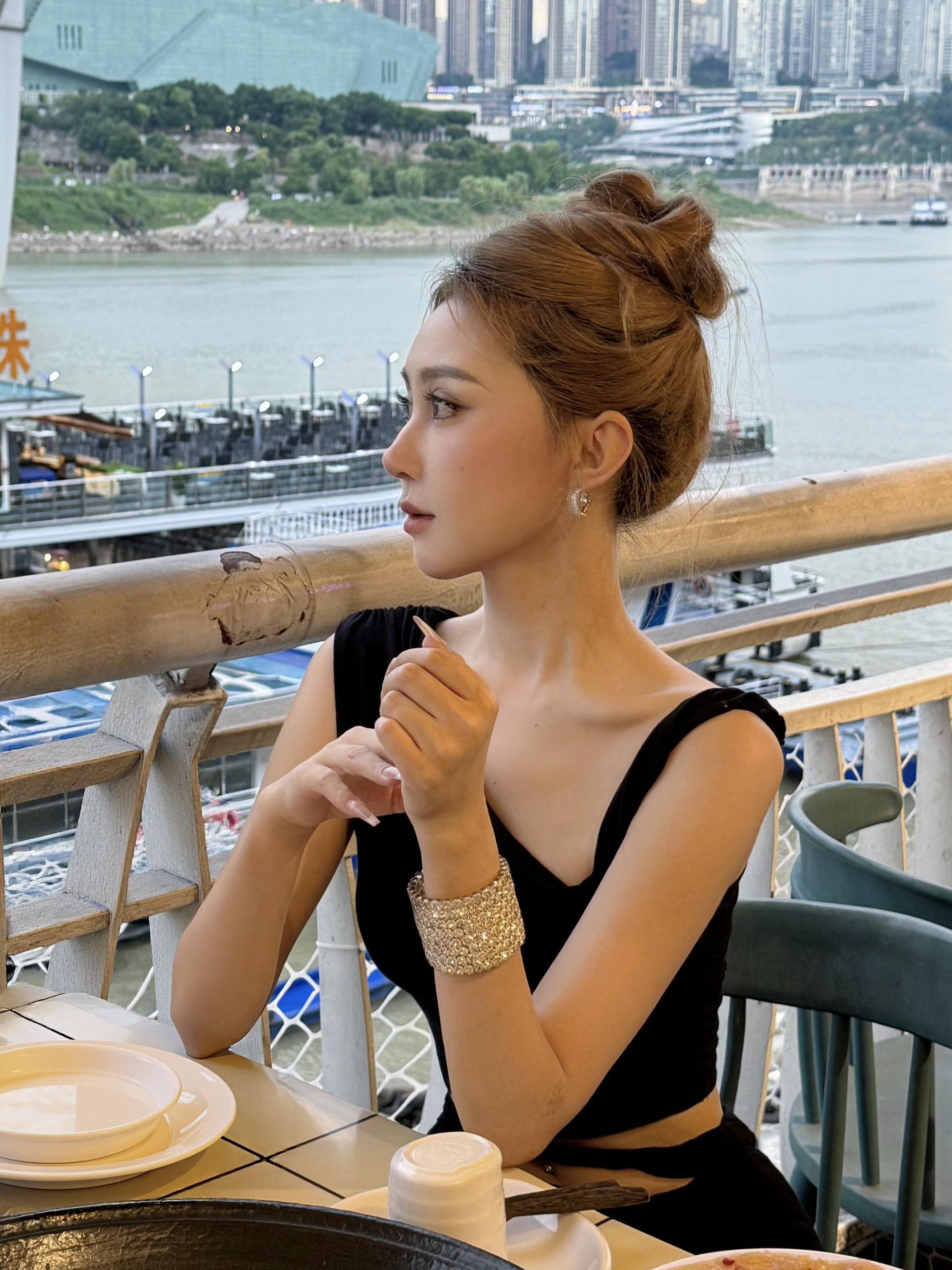 这人潮拥挤 但我会看向你