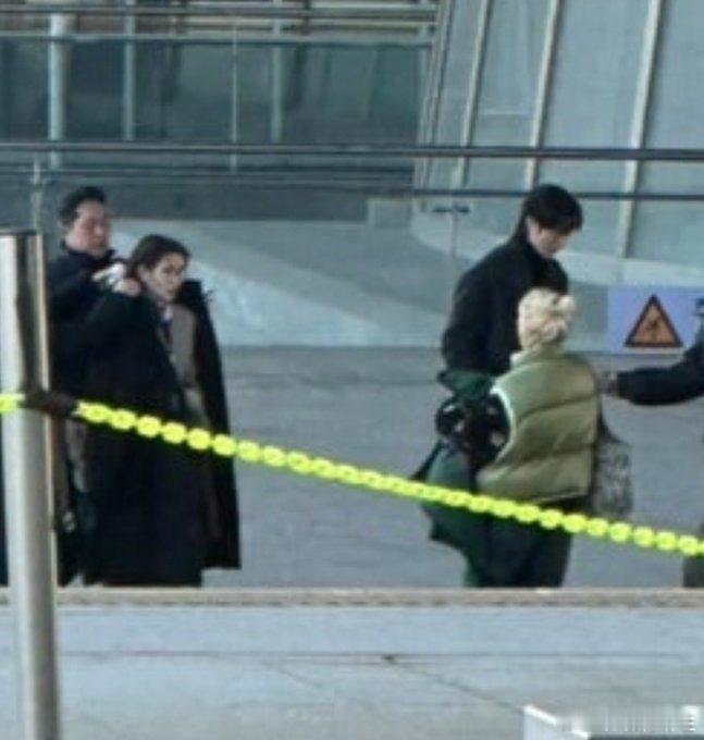 21世纪大君夫人IU边佑锡路透 黑色长风衣的王子！！