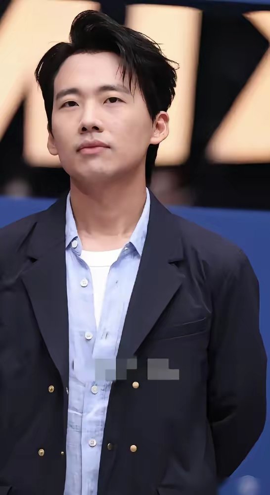 郭麒麟叠穿三件衣服，厚粉底，那张曾经人见人爱的邻家男孩的脸，正在被商业社会重新塑