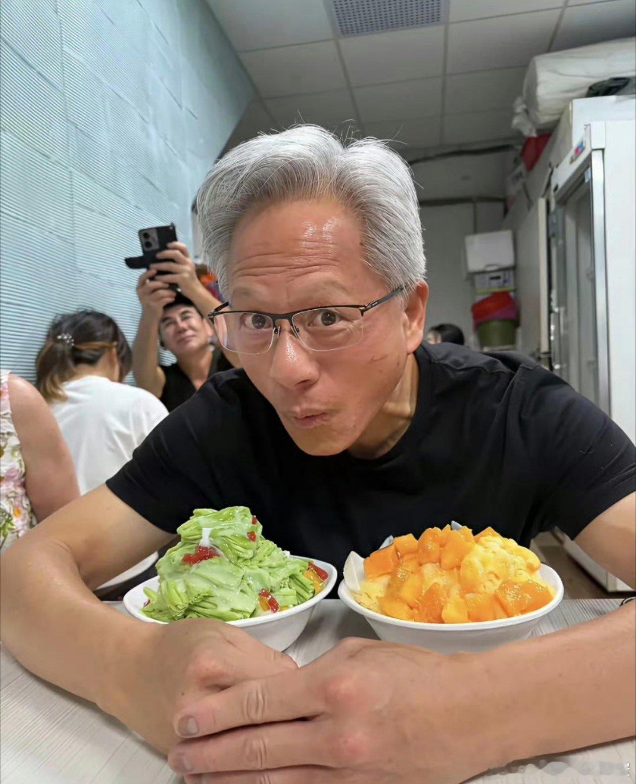 黄仁勋顺道回台湾探亲。图中老人是88岁的父亲黄兴泰和86岁的母亲罗采秀，看着状态