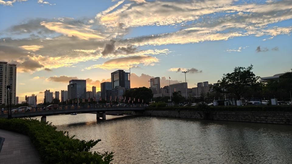 太逗了。我出去旅游时喜欢拍照，自己一个人游玩，正发愁没人帮我拍照呢，这时走来一个