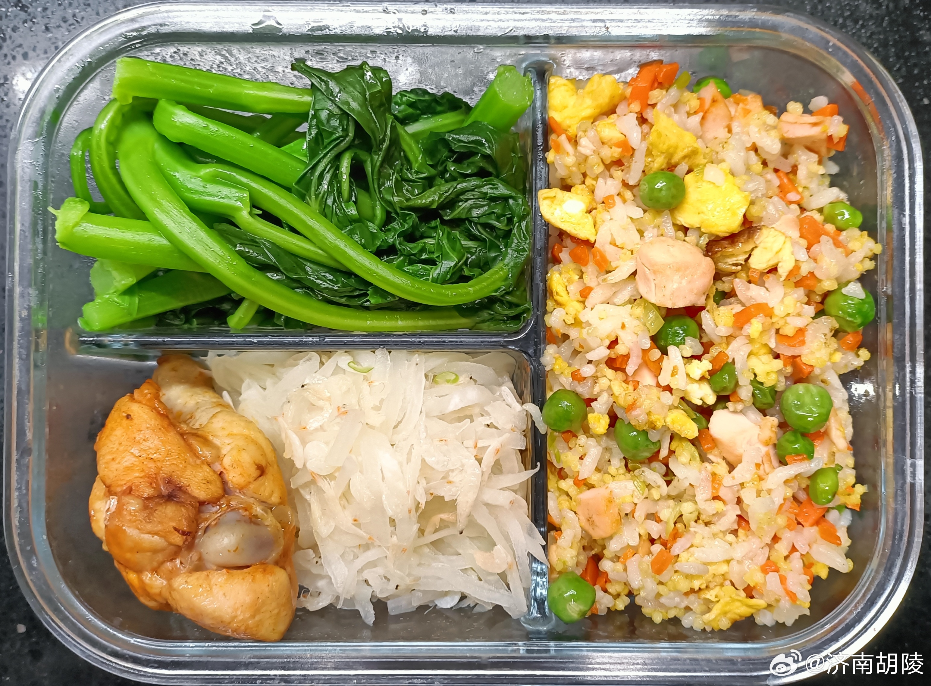 #儿子的午餐##这个问题吃什么# 胡萝卜豌豆三文鱼蛋炒二米饭，白萝卜丝炒虾皮，水