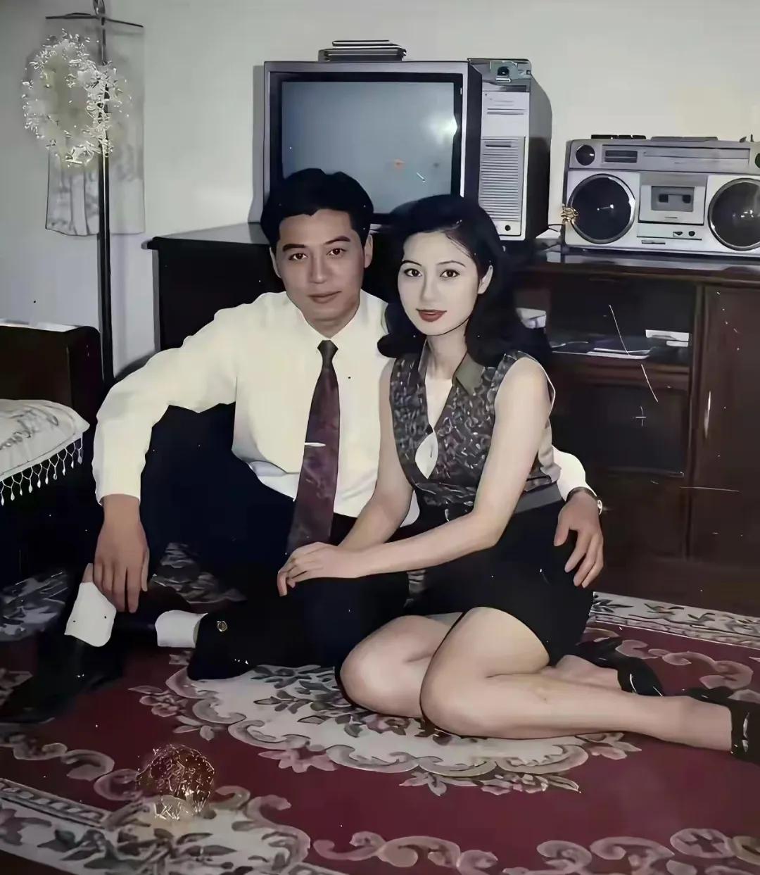 夫妻俩八十年代的合影，瞧这身行头和摆设，当年妥妥的万元户啊！