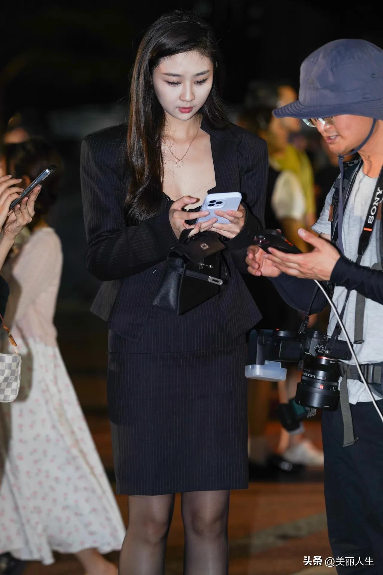 在接下来的日子里，
多和舒服的人深交，
多跟善良的人来往，
多与优秀的人同行。