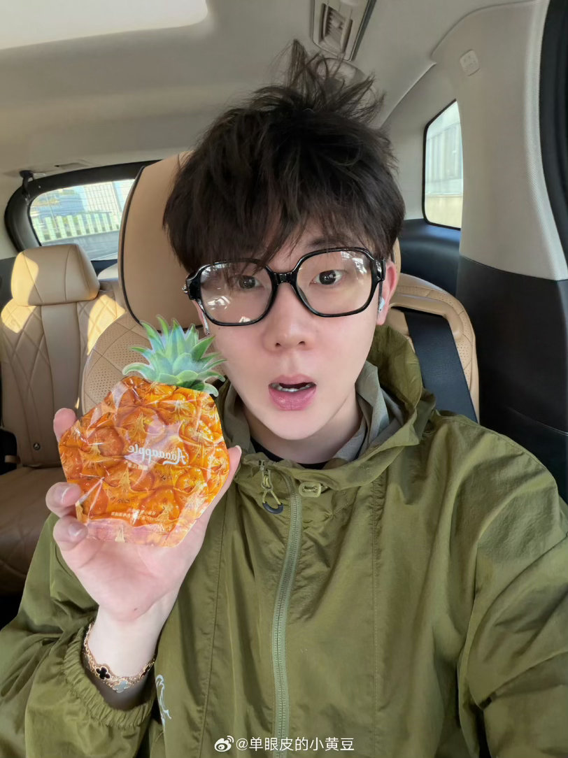 小黄豆抢蔡徐坤的票卡住了看到小黄豆抢蔡徐坤演唱会门票直接卡住，卡在页面进退两难，