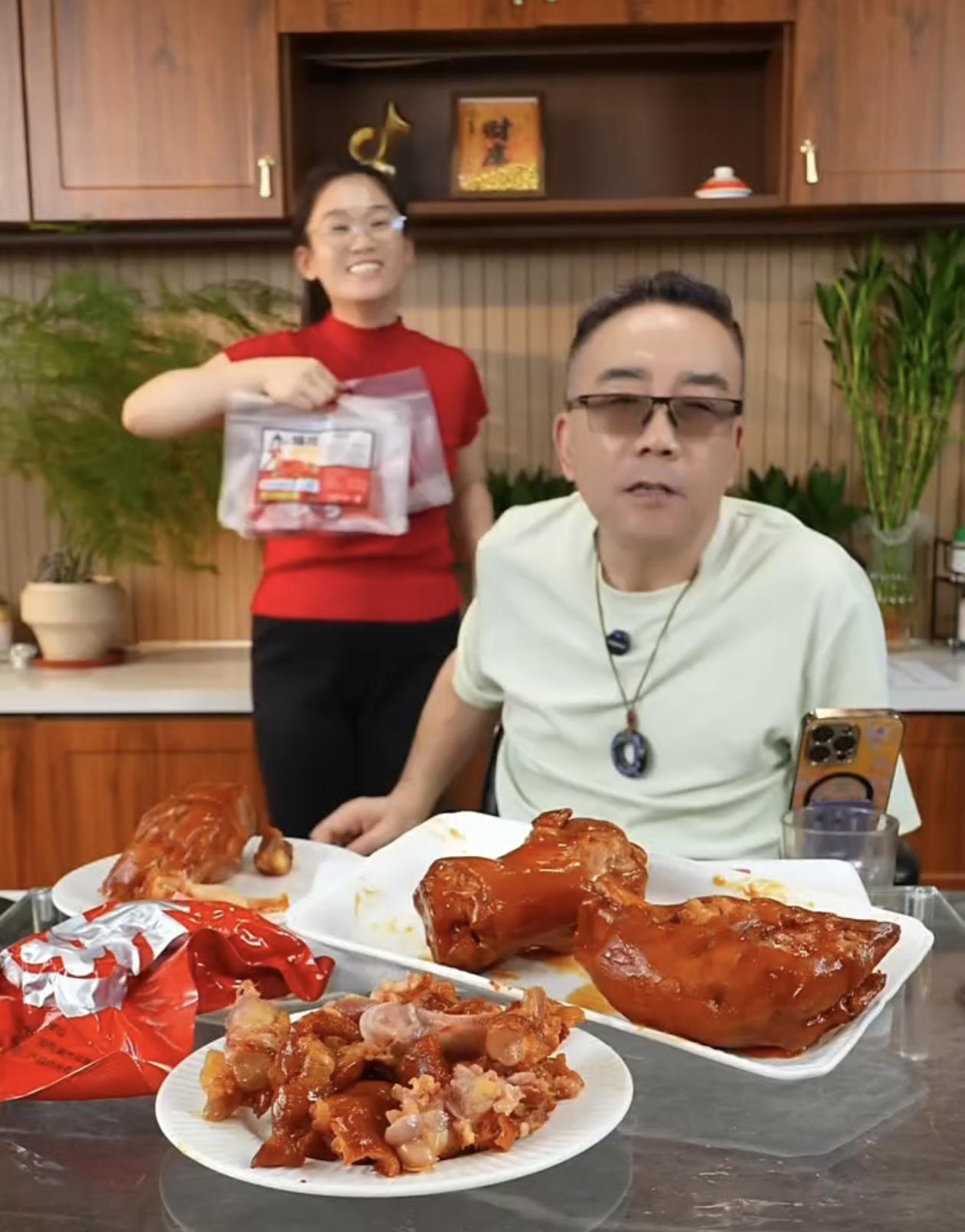 杨议为了挽回自己的形象，直接给粉丝送福利。原价40一个的酱猪蹄，降为20元一个。