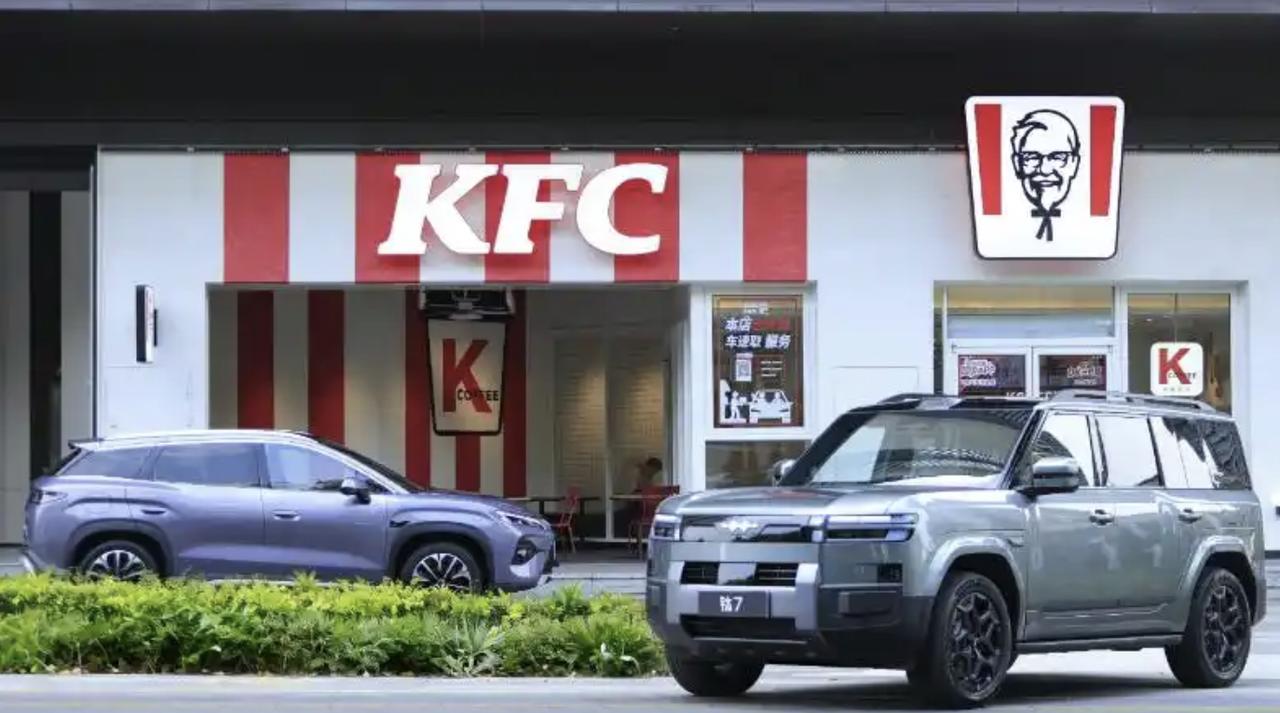 4月8日，比亚迪与肯德基正式签署战略合作协议，双方将围绕闪充技术、智能座舱及肯德