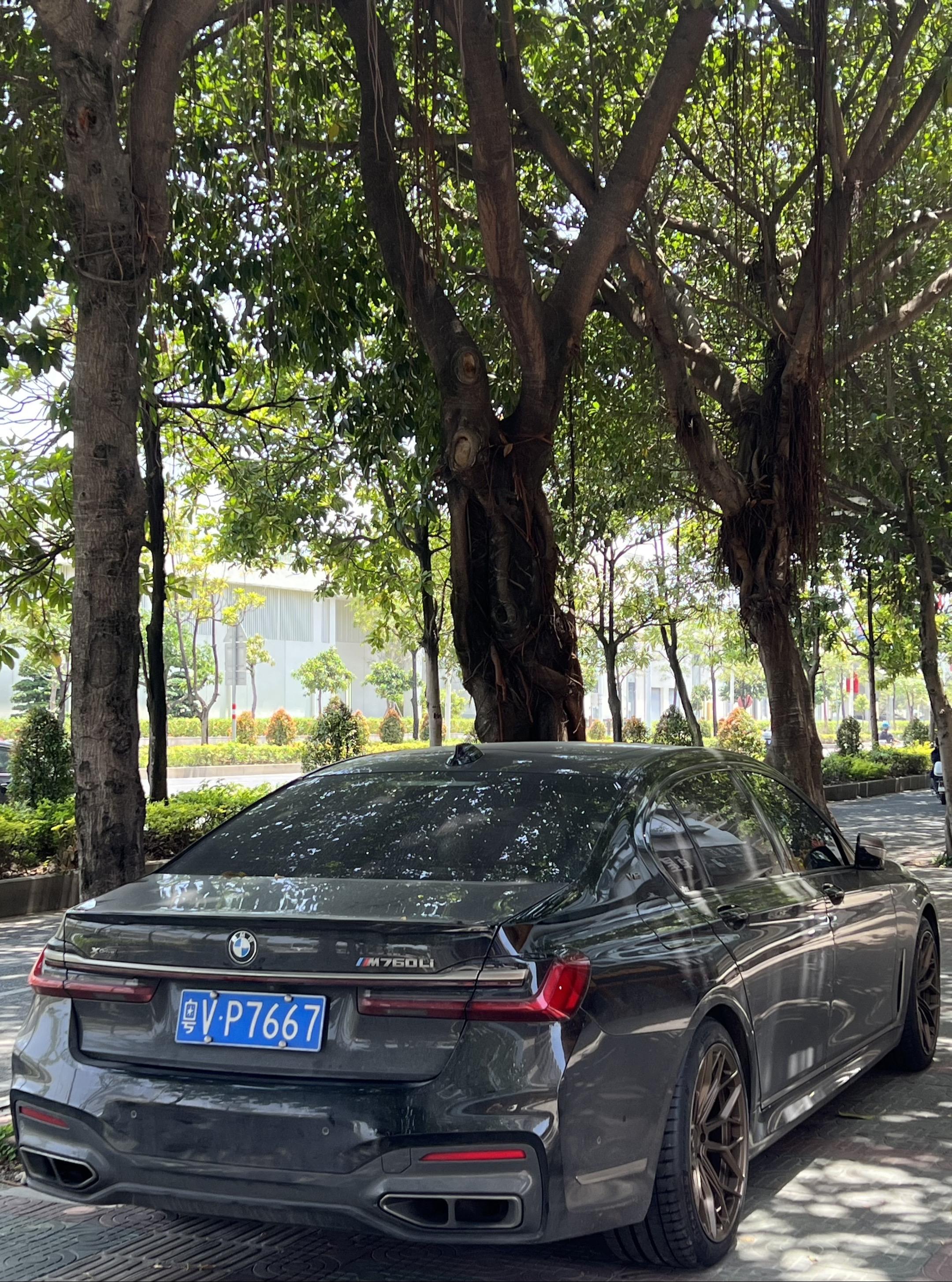 劳斯莱斯同款发动机的巅峰之作M760Li 只可惜生不逢时 遇到了巅峰时...