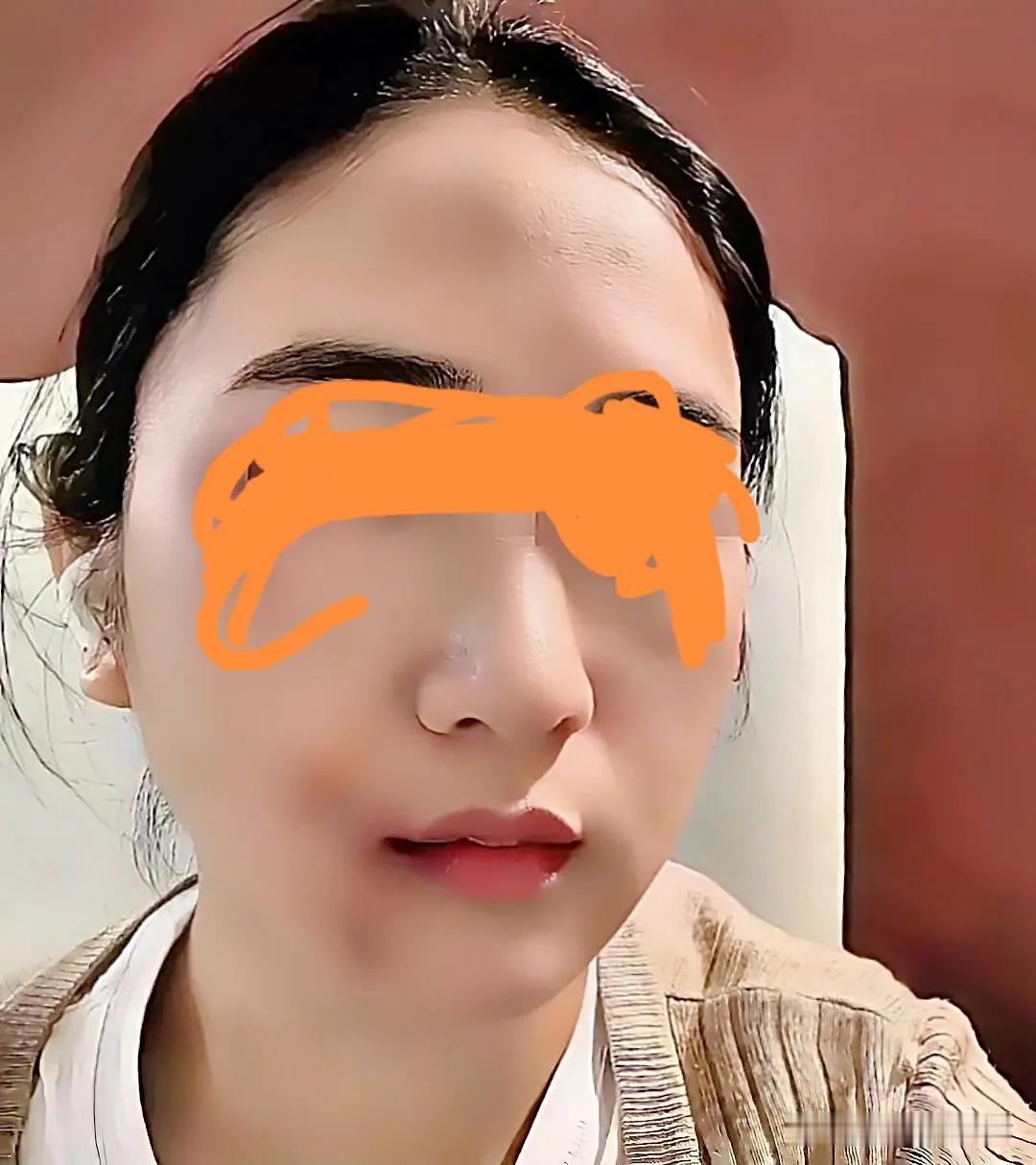 女婿昨天把女儿打了一顿，原因是她每天下班，单位的一个男的送她回家，她还搂着人家的