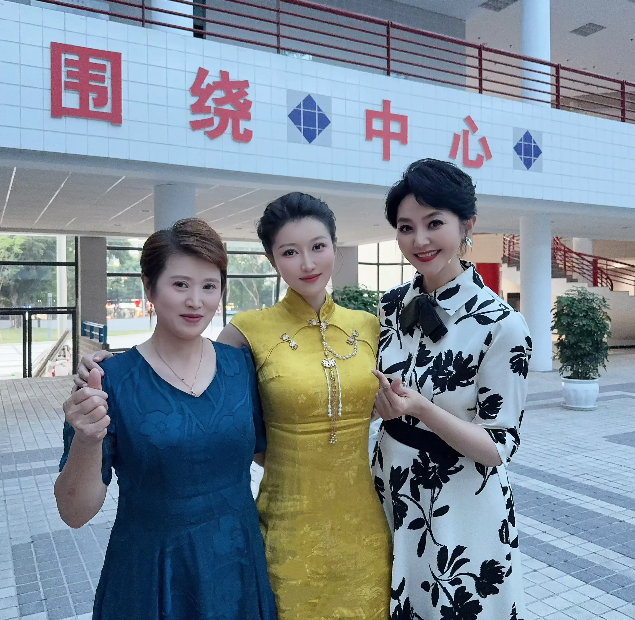 方琼老师不愧是“央视名嘴”， 本人落落大方的好有魅力～