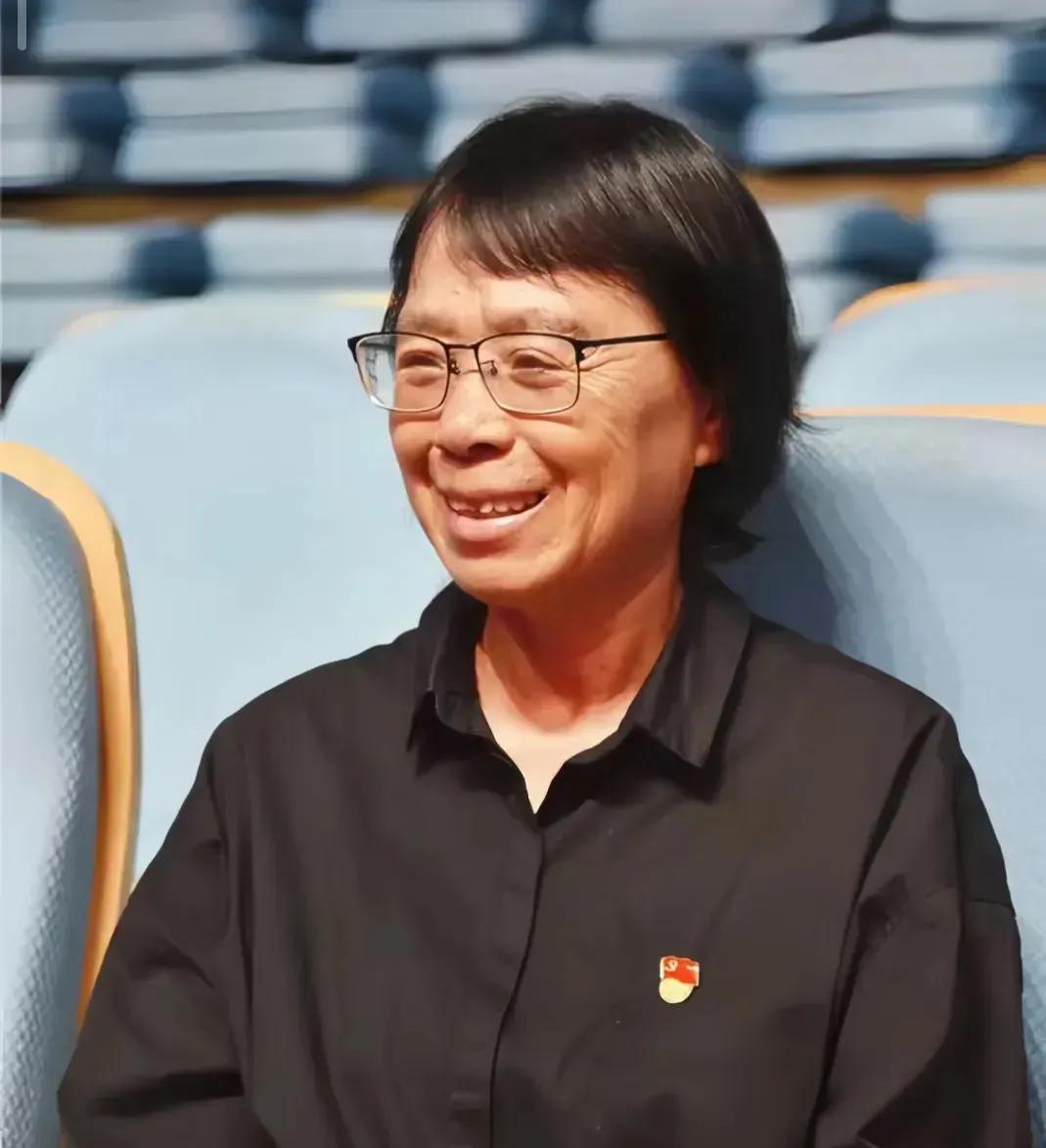 张桂梅老师深情讲述，她的学生们踏入社会后，首次获得的劳动果实无一例外地回馈给了女