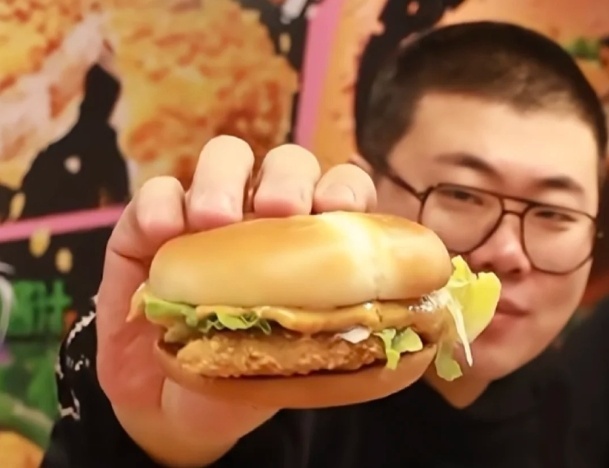 吕严说除了你谁还这么懂我从软fufu小蛋糕到香喷喷大米饭，吕严饭量大这事火出圈！