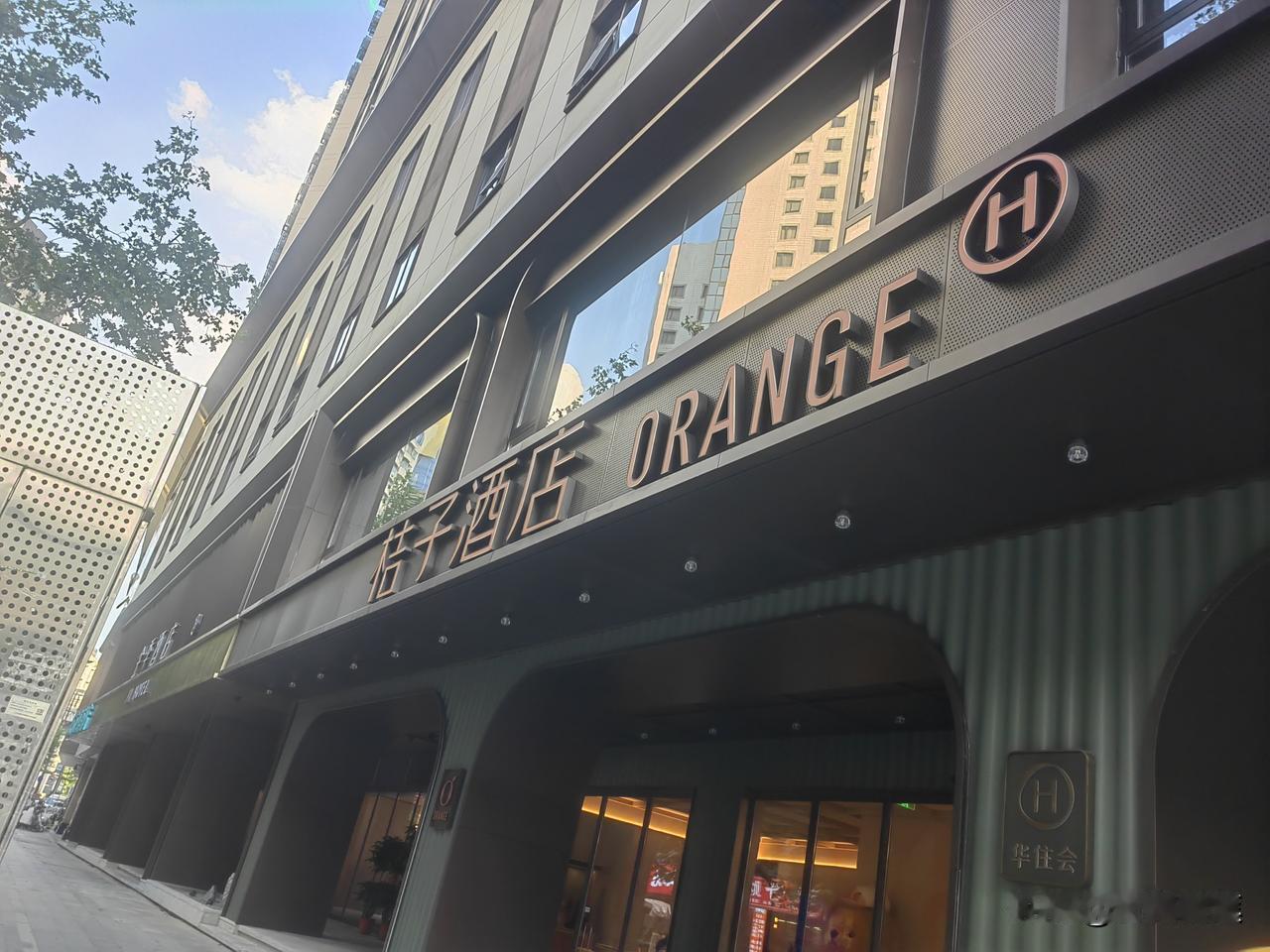 昨天下午办事路过武汉市江汉区前进四路解放大道路口，等人期间抬头看到对面，亚心医院