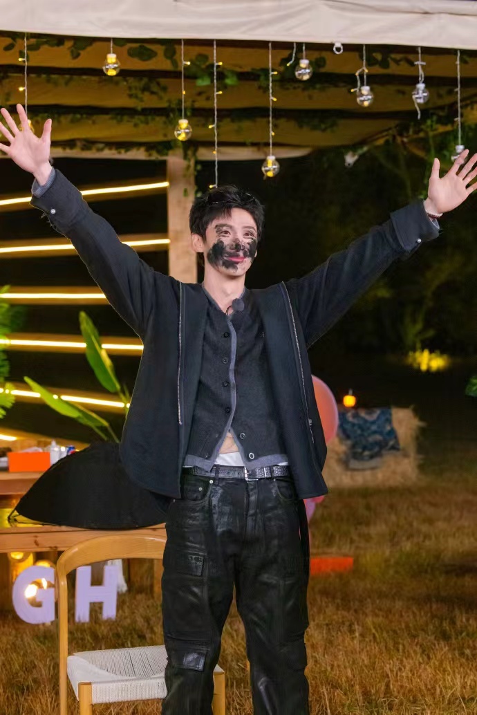 白敬亭黑乎乎的脸蛋，谁懂这个脏脏包白敬亭的可爱值啊，期待住中午和这个洗洗还能要的